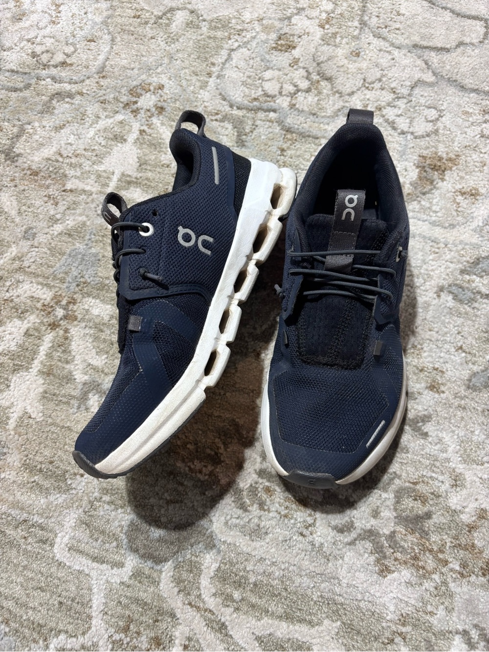 On Running Cloud kids boys Running Shoes - Navy/White size 3.5 youth